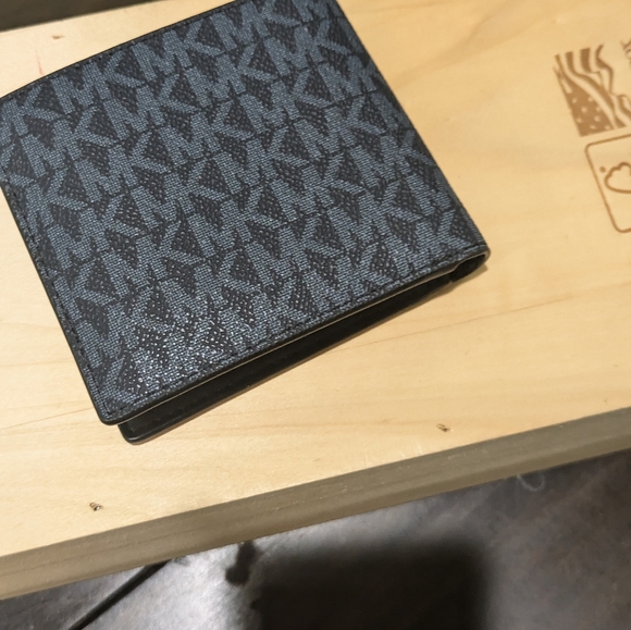 Men's Michael Kors Wallet New Plus Belt / no buckle free - Picture 6 of 8